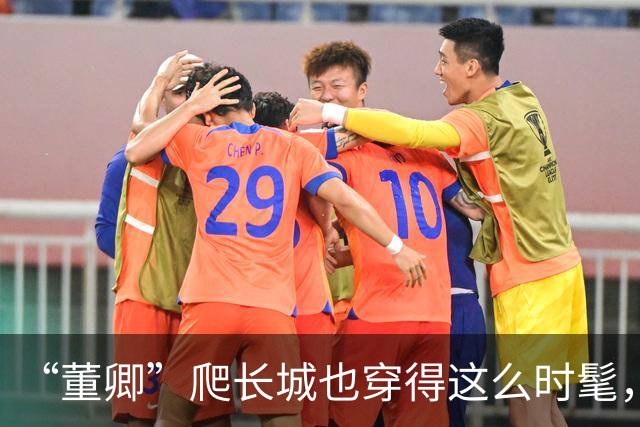 “董卿”爬长城也穿得这么时髦，黑T恤配休闲裤，比平常更时髦！